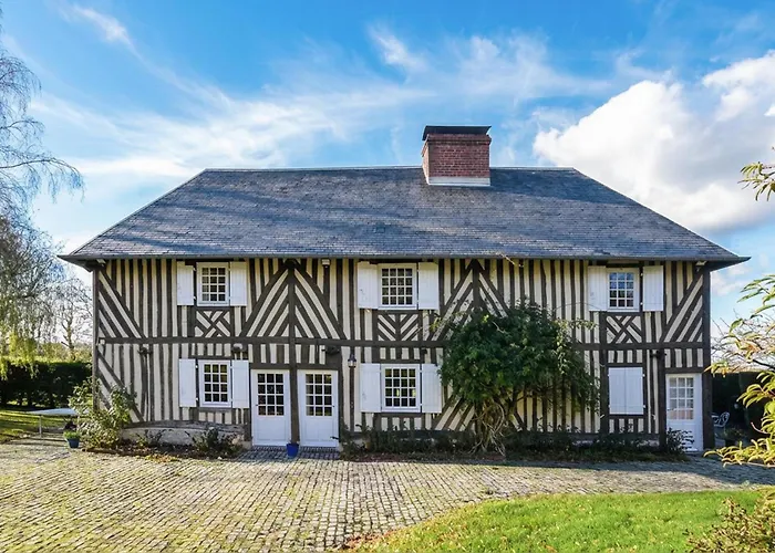 Superbe Batisse A Colombage * Reux